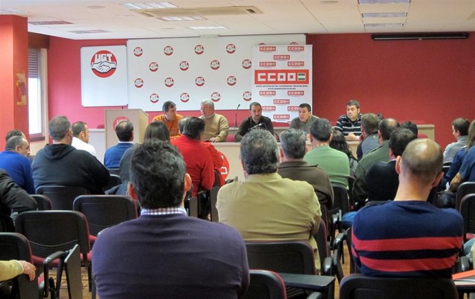 Chinchilla y Marcos, 2º y 3º izda, en la asamblea sobre el convenio del aceite.