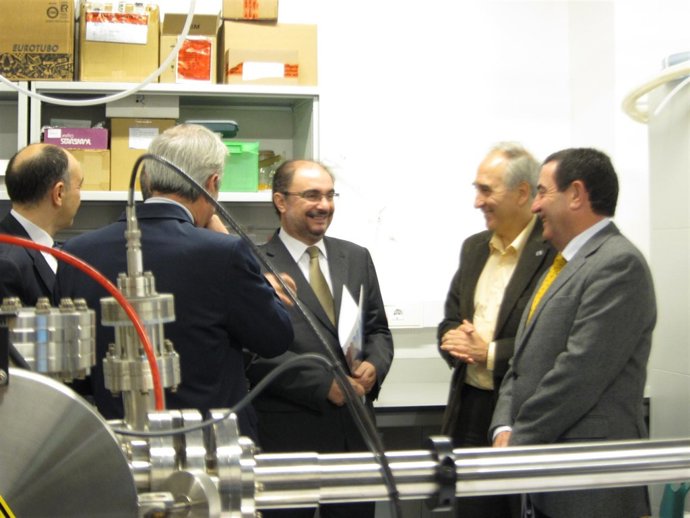 Javier Lambán en su visita este lunes a los institutos de investigación de la UZ