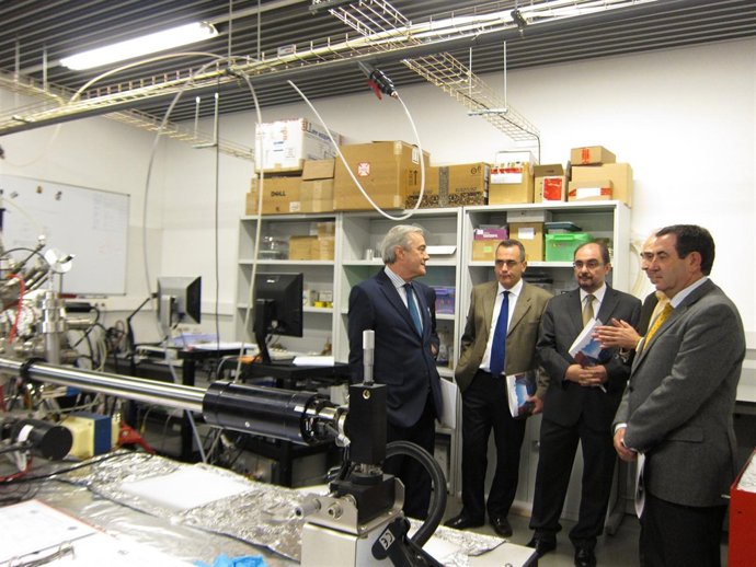 Lambán este lunes en su visita a los institutos de investigación de la UZ