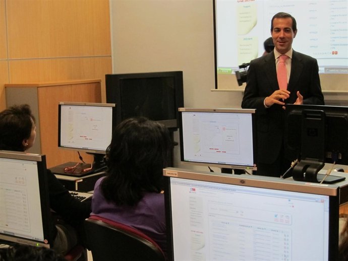 El consejero Salvador Victoria en un centro de formación de la Comunidad