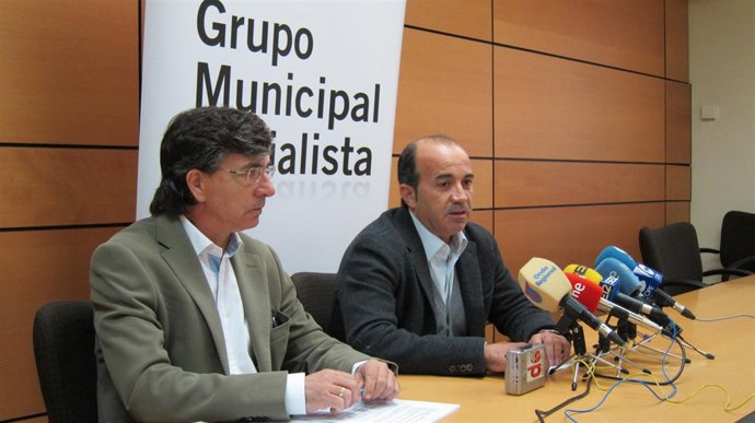 El portavoz del PSOE junto al edil Juan Patricio Castro