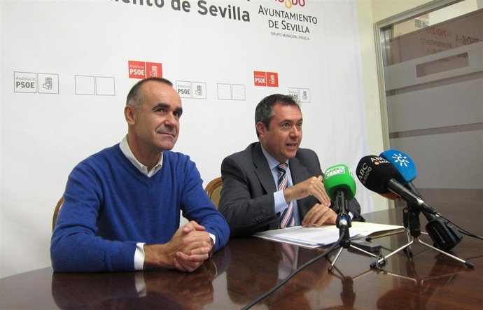 Los ediles del PSOE Antonio Muñoz y Juan Espadas durante la rueda de prensa