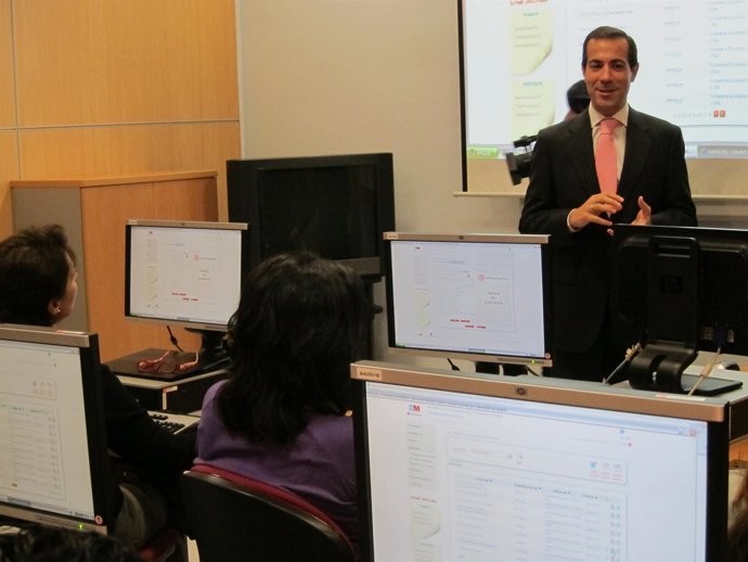 El consejero Salvador Victoria en un centro de formación de la Comunidad