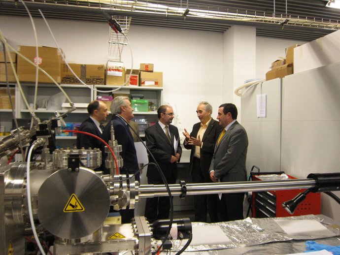 Javier Lambán en su visita a los institutos de investigación de la UZ