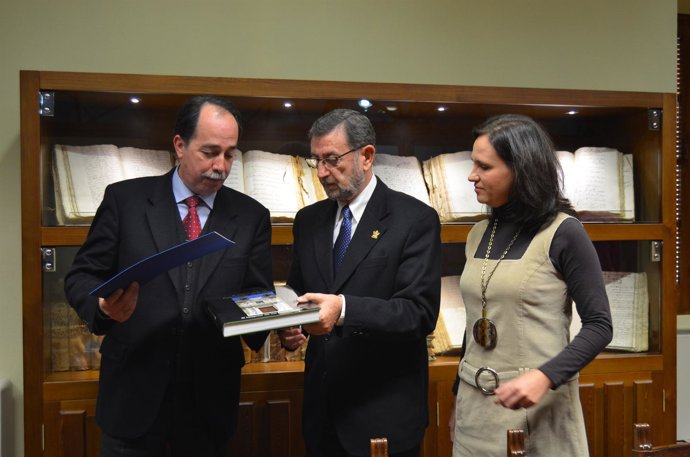 Gracia entrega un libro sobre la institución al alcalde de Villanueva de Córdoba