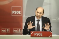 Rubalcaba pide a CiU que vuelva a la "moderación" y a la "convivencia" 