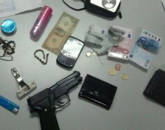 Pistola y efectos robados.