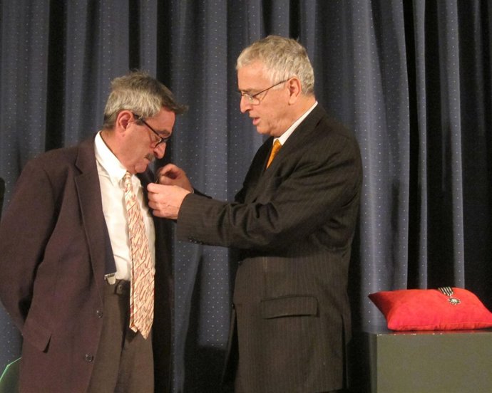 Carlos Pérez Recibe La Distinción Del Gobierno Francés Por Su Labor Cultural 