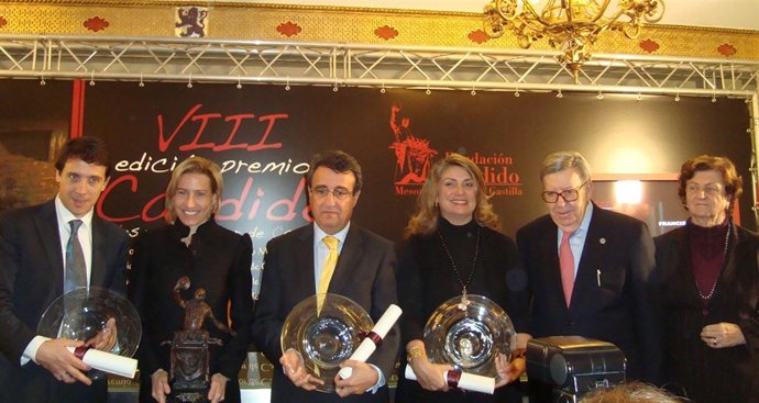 Los premiados con sus galardones