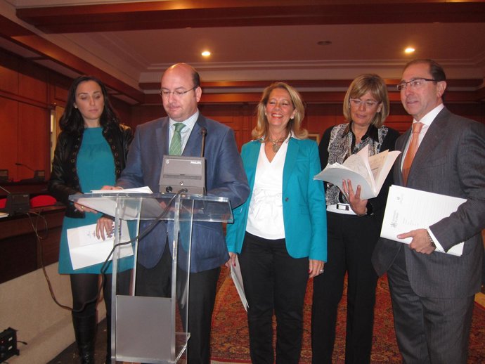 Los concejales presentando los presupuestos