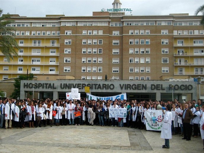 Médicos residentes protestan a las puertas del Hospital Virgen del Rocío