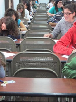 Alumnos Realizando Exámenes De Selectividad En Las  Aulas De La UCLM