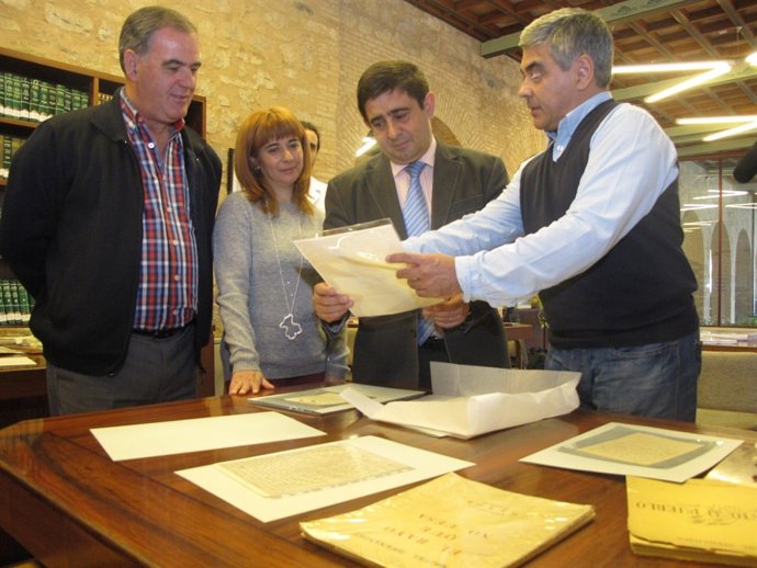 Vallejo, Olivares, Reyes y Escudero con documentos de Miguel Hernández.