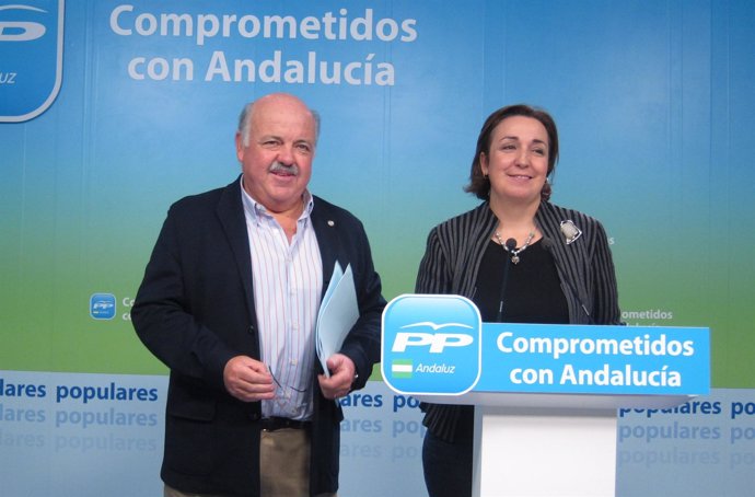 Ana María Corredera junto al senador Jesús Aguirre en rueda de prensa