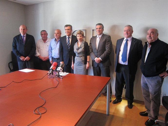 El presidente de la Fele, Javier Cepedano; junto a los siete empresarios