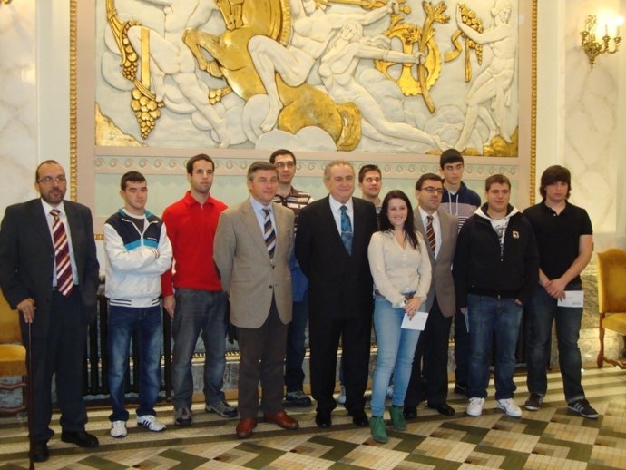 La Fundación Caja Rural de Aragón concede ocho becas a estudiantes.