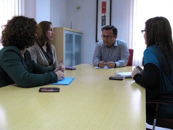 Reunión del PSOE con consumidores