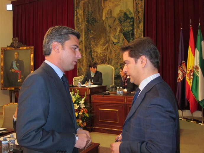 Lorite habla con el secretario, con la presidenta y la vicepresidenta al fondo