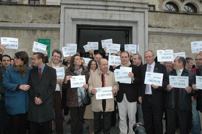 Alcaldes del PP protestando en la Junta