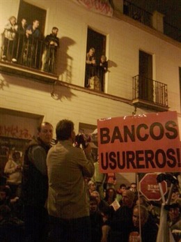 Imagen de manifestantes ante el edificio ocupado en calle Lumbreras en Sevilla