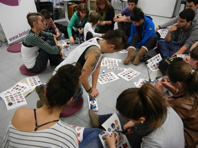 Jóvenes participan en los talleres de Beldur Barik.
