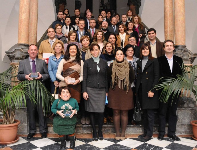 Ceballos (centro) con el resto de autoridades y premiados