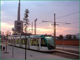 El Trambesòs Ante Las Chimeneas De Sant Adrià De Besòs