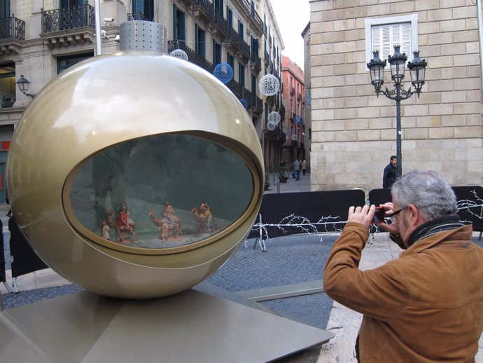 La bola con la llegada de los reyes magos en el pesebre de la plaza Sant Jaume