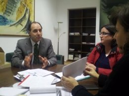 Ignacio Diego se reúne con afectados por preferentes de Caja Cantabria 