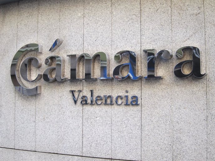Logo De Cámara Valencia En La Fachada De Su Sede. 