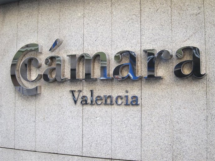 Logo De Cámara Valencia En La Fachada De Su Sede. 