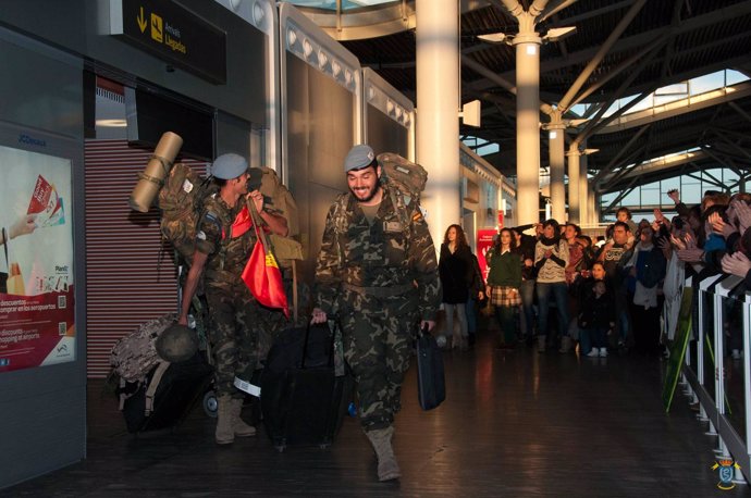 Militares a su llegada al Aeropuerto de Zaragoza tras participar en una misión