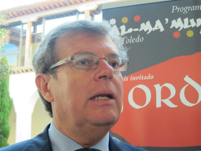 El rector atiende a los medios