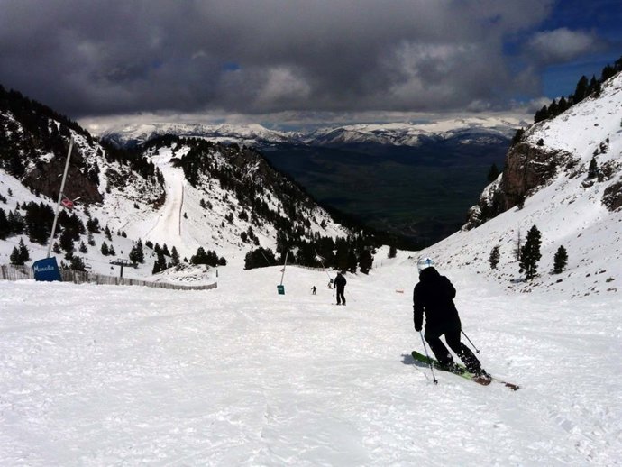 Esquiadores En La Estación La Masella En Girona