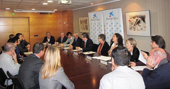Firma de convenios de entidades y La Caixa