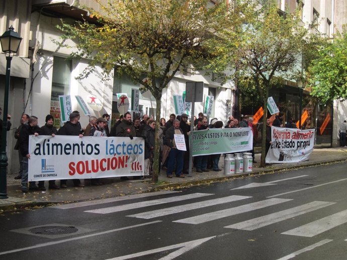 Protesta de ganaderos gallegos frente al Parlamento