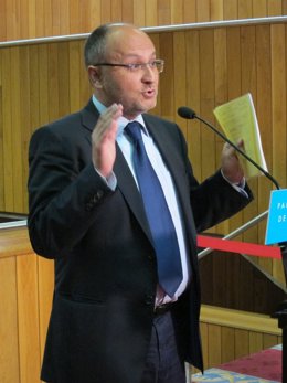 El socialista Abel Losada tras el discurso de investidura de Feijóo.