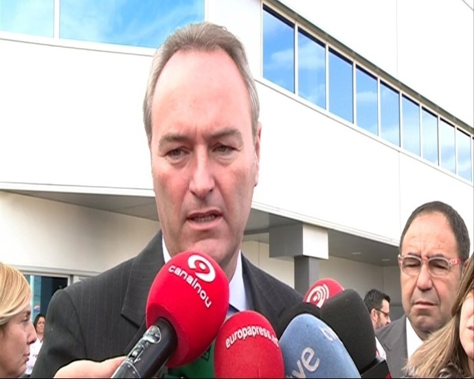 Fabra atiende a los periodistas durante su visita a ICEMI.