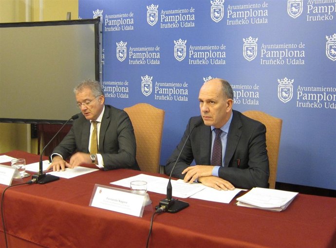 El concejal Juan José Echeverría (i) y el director de Urbanismo Fernando Nagore.