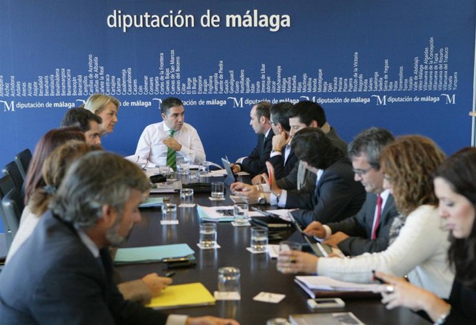 El presidente de la Diputación de Málaga, Elías Bendodo, en la junta de gobierno