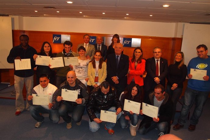 Internos de la cárcel recogen su diploma        