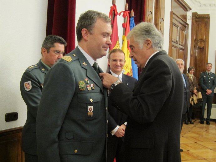 Javier Galán hace entrega de la medalla a Ignacio Vivas Prada