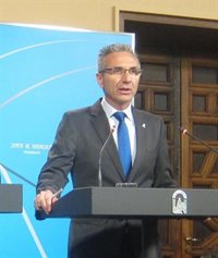 La Junta alega que "no puede regular contra" la supresión de la paga extra aprobada por el Gobierno mediante decreto ley