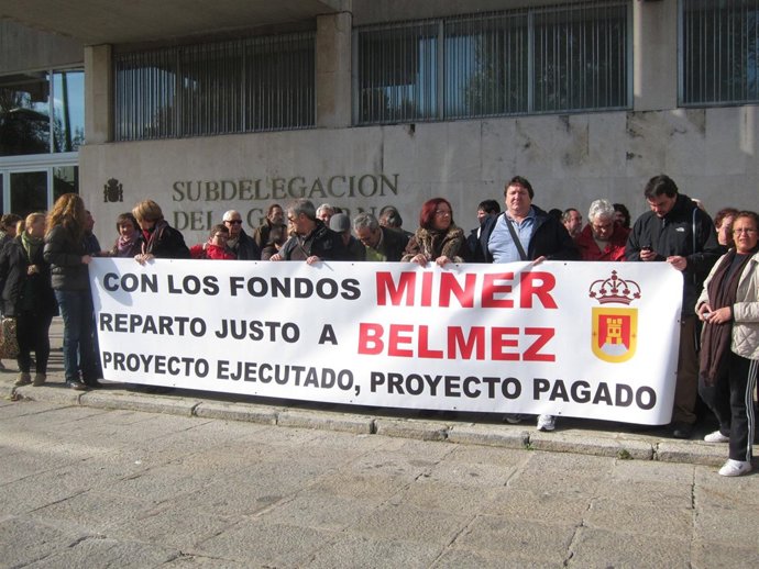 Concentración de vecinos y corporación de Belmez por impagos del Miner