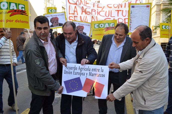 COAG quema un cartel sobre el acuerdo UE-Marruecos