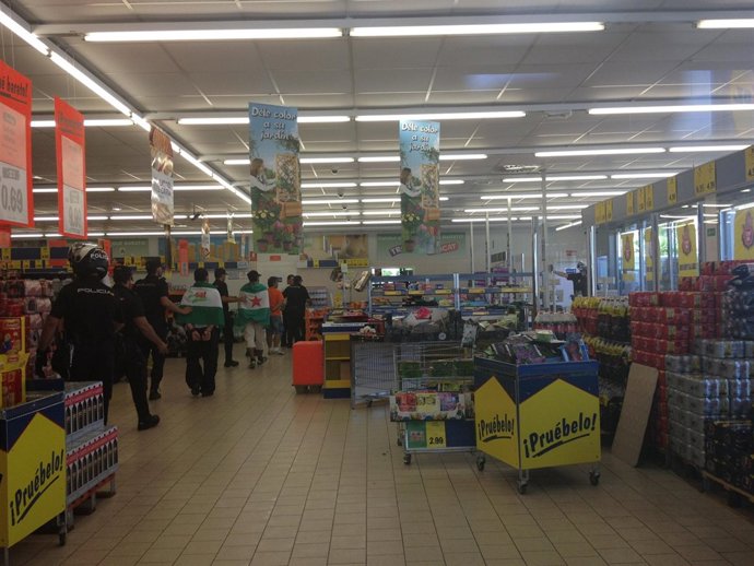 Detenidos Del SAT En Supermercado Lidl De Dos Hermanas.