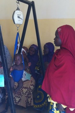 Una madre pesando a su bebé en Níger