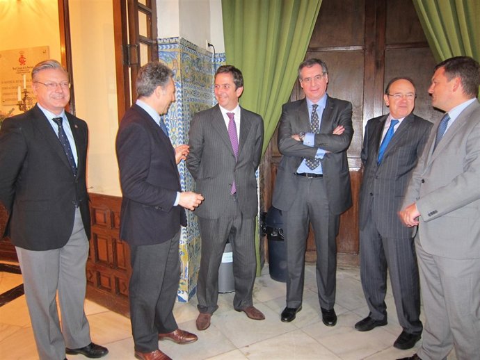 Fernández de Mesa y Sánchez Asiaín (centro) entre autoridades asistentes