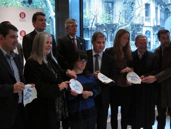 Fandos, Fernández y Mengual posan con el gorro diseñado por Anna Vives