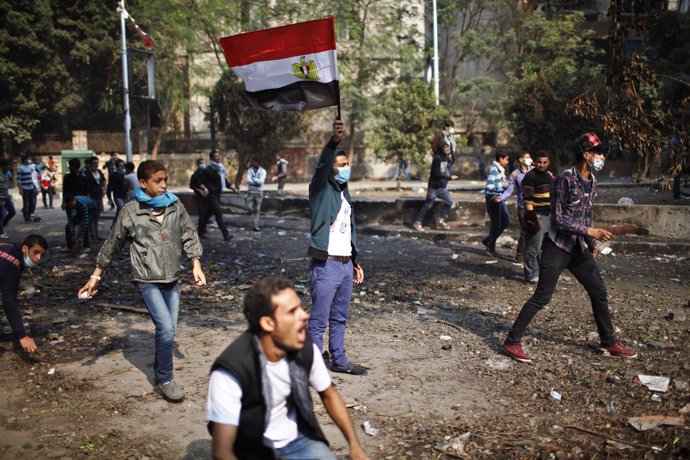 Manifestantes contrarios al presidente Mursi se enfrentan a pedradas a la policí